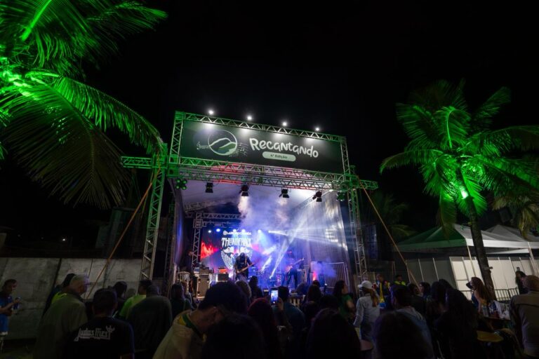 Festival de Inverno Recantando em Maricá com palco, público e barracas de gastronomia.