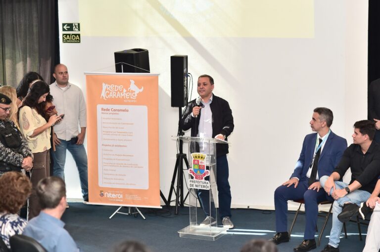 Prefeito e autoridades em evento de lançamento do programa Rede Caramelo em Niterói, com animais de estimação.