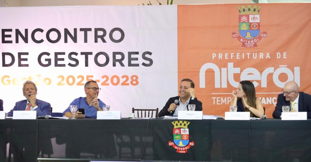 Prefeito Rodrigo Neves em reunião com gestores da Prefeitura de Niterói avaliando o Plano de Metas 2026.