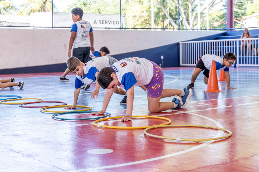Crianças praticando 'Funcional Kids' em Maricá, promovendo coordenação motora e hábitos saudáveis.