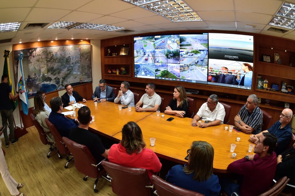 Prefeito Rodrigo Neves de Niterói assina editais de obras de urbanização em Várzea das Moças.
