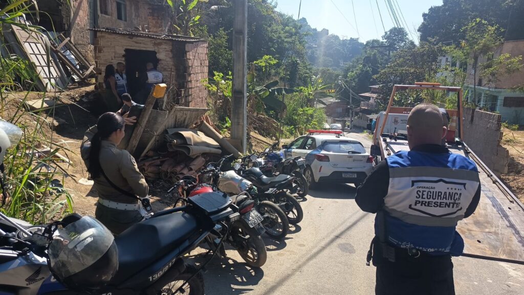 Agentes de segurança e veículos apreendidos durante operação em Maria Paula, Niterói