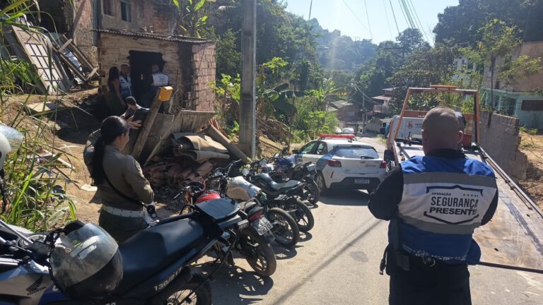 Agentes de segurança e veículos apreendidos durante operação em Maria Paula, Niterói