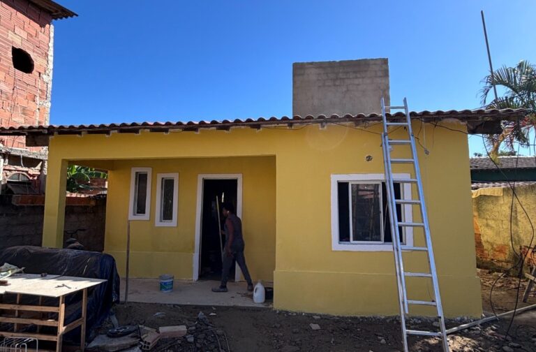 Obras do programa Minha Casa Mais Bonita reformam residências e infraestrutura urbana no Risca Faca, Maricá.