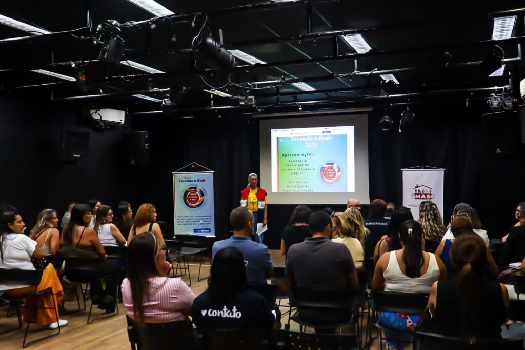 Pessoas em reunião ou evento comunitário, simbolizando a integração entre secretarias e sociedade civil em Maricá.