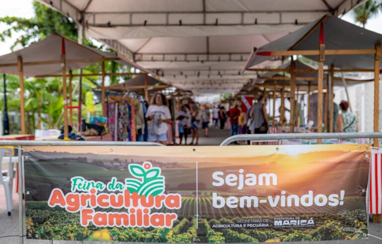 Feira da Agricultura Familiar em Maricá com barracas de frutas, legumes e verduras frescas