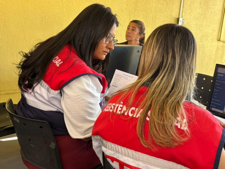 Moradores de Maricá em mutirão do CadÚnico no CRAS de Itaipuaçu para atualização cadastral e acesso a benefícios.