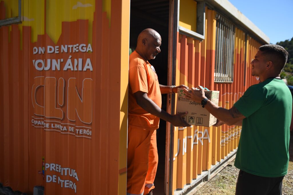 Contêiner semienterrado (molok) de coleta seletiva em Niterói, com cores para orgânicos e recicláveis.