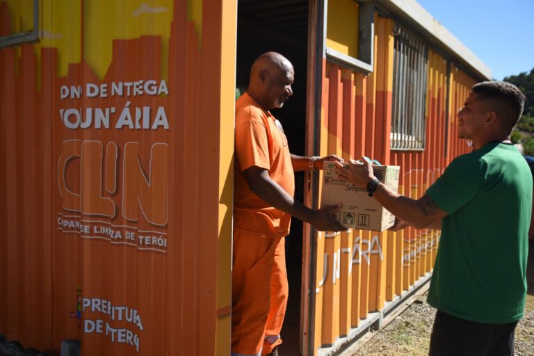 Contêiner semienterrado (molok) de coleta seletiva em Niterói, com cores para orgânicos e recicláveis.