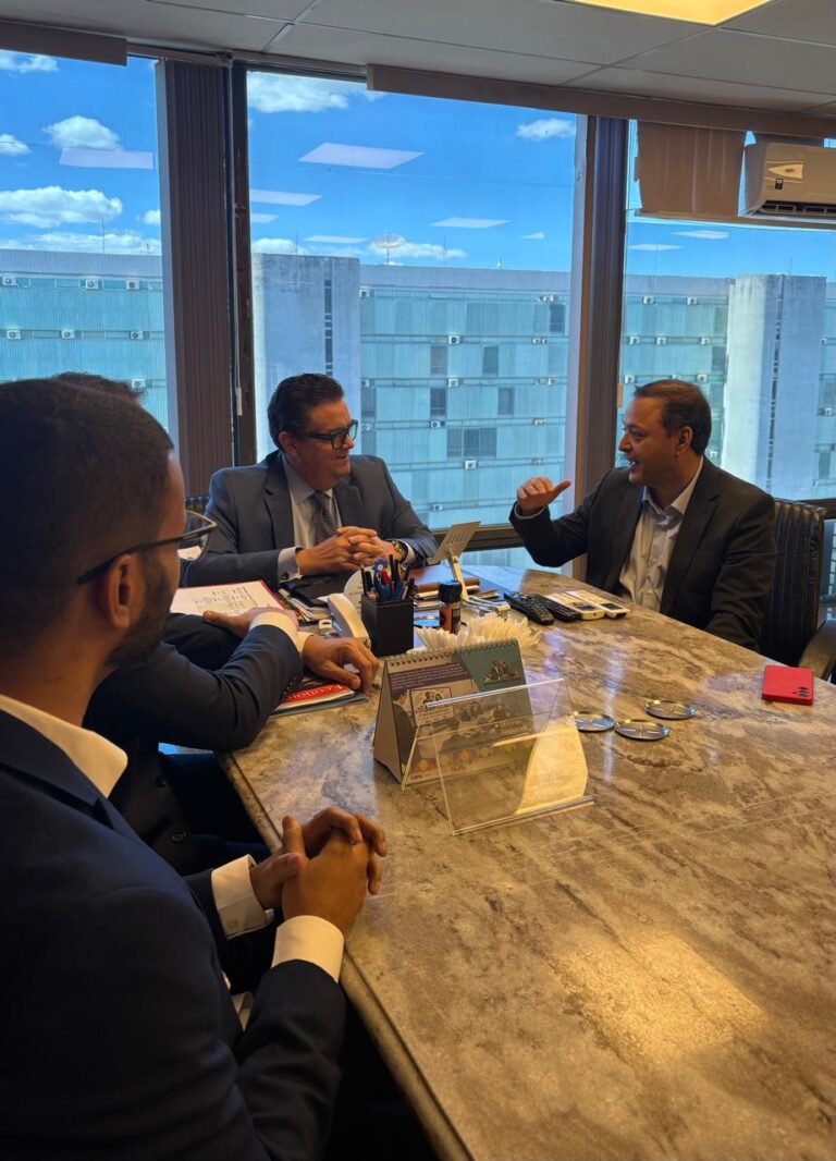 Prefeito Rodrigo Neves cumprimenta vice-presidente Geraldo Alckmin em reunião em Brasília