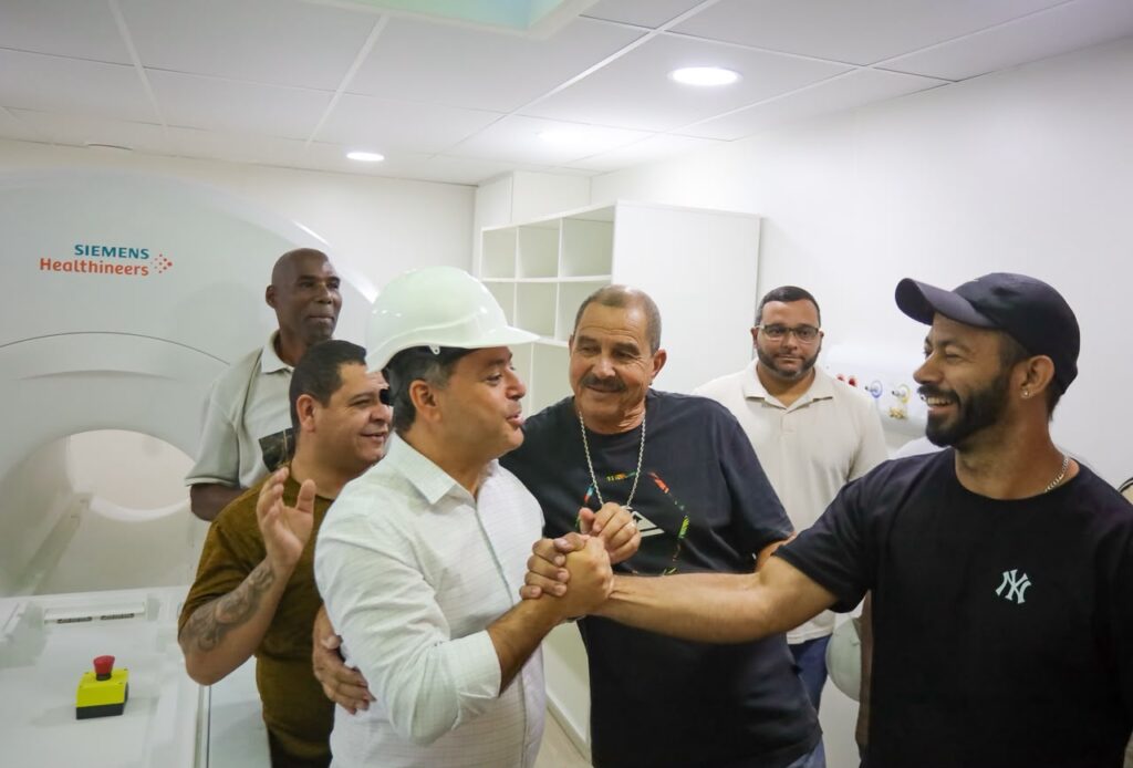 Prefeito Rodrigo Neves vistoria obras do Supercentro de Exames e Escola Lucília Gomes Monteiro da Silveira em Niterói.