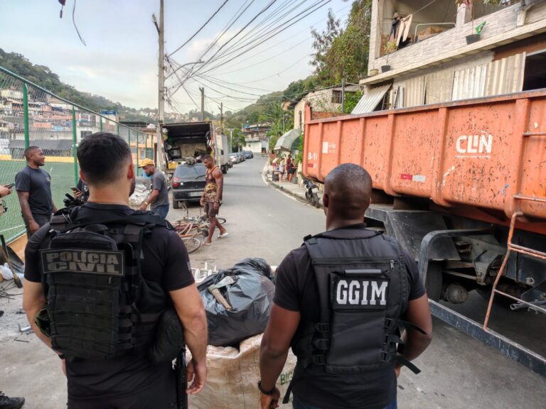Operação policial em ferro-velho clandestino na Grota, Niterói, com apreensão de materiais furtados.