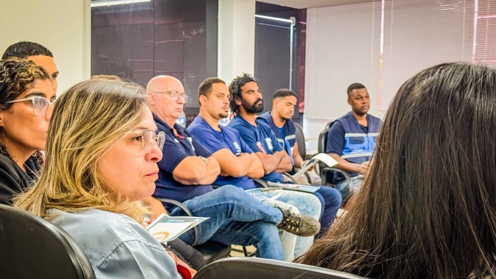 Servidores de Maricá recebem treinamento prático de reanimação cardiopulmonar (RCP) durante capacitação do SAMU.