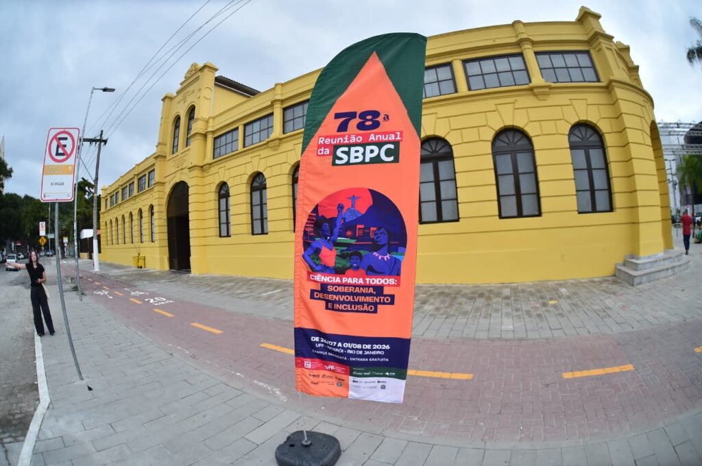 Prefeito Rodrigo Neves e Ministra Luciana Santos na abertura da SBPC em Niterói.