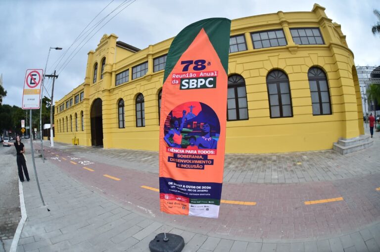 Prefeito Rodrigo Neves e Ministra Luciana Santos na abertura da SBPC em Niterói.