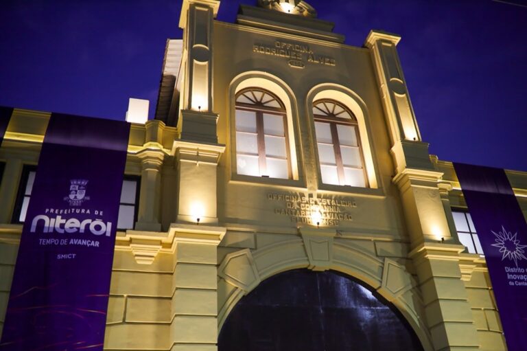 Representação de evento científico com pessoas debatendo, simbolizando a participação da Prefeitura de Niterói na SBPC.