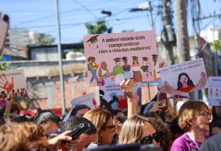 Ministras e autoridades em ato público contra o feminicídio durante reunião da SBPC em Niterói.