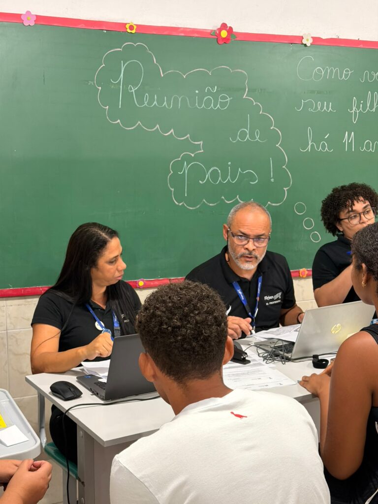 Jovens entregam documentos para inscrição no programa Niterói Jovem EcoSocial da Prefeitura de Niterói.