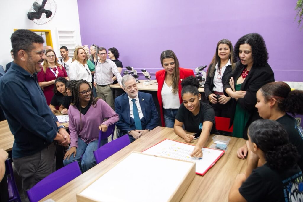 Secretária do MCTI Germana Coriolano em visita a laboratório escolar do programa Mais Ciência na Escola em Niterói.