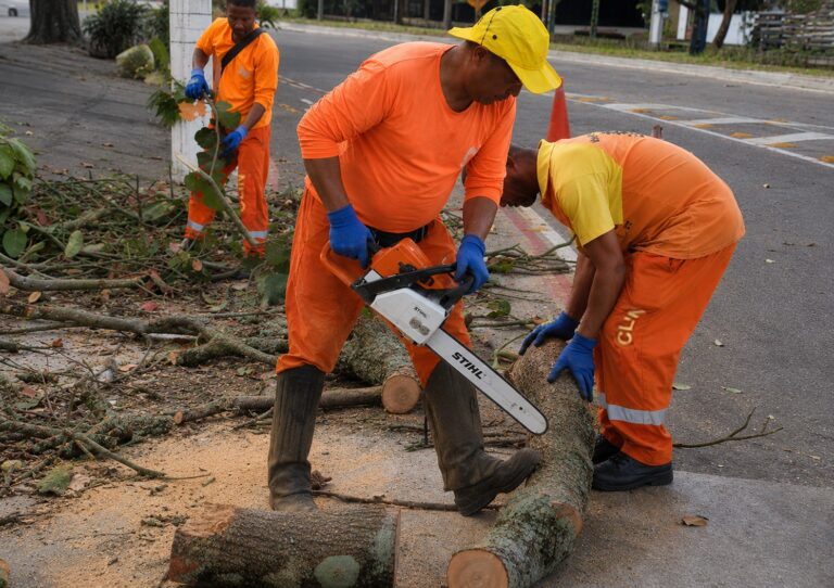 Equipes da Clin em Niterói desobstruindo rua com galhos após forte ventania