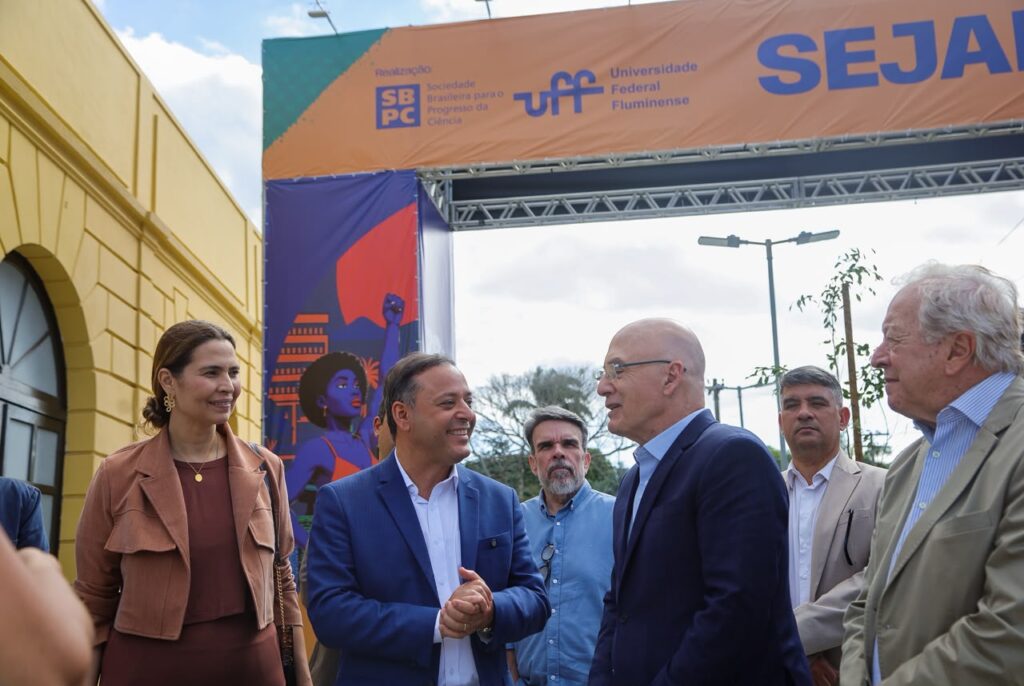 Prefeito Rodrigo Neves e Antonio Queiroz em encontro sobre restaurante-escola do Senac em Niterói.