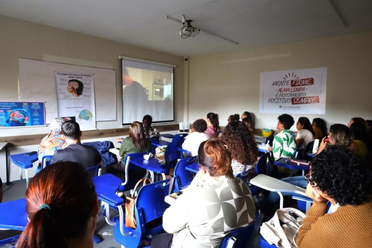 Pessoas em aula online interagindo com conteúdo de tecnologia e inovação, simbolizando os cursos do projeto AGORA em Maricá.