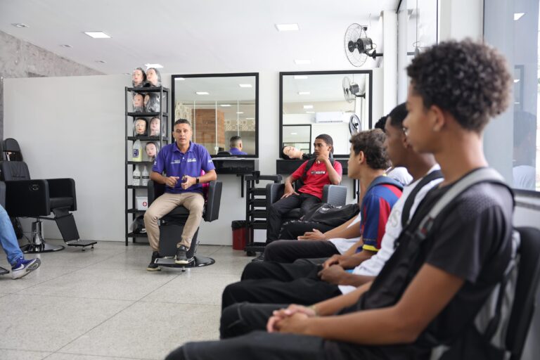 Jovens participam de atividade cultural durante evento em Maricá, com foco em cultura, esporte e qualificação.