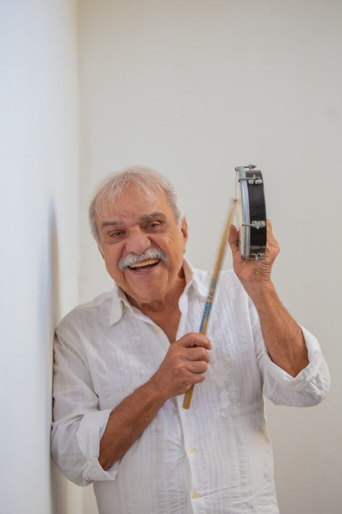 Chico Batera, músico percussionista, em apresentação no palco com sua bateria.