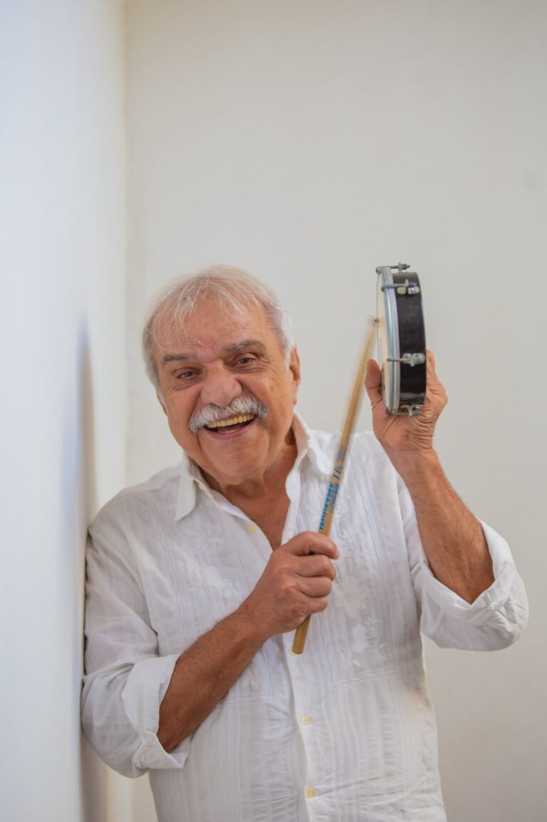 Chico Batera, músico percussionista, em apresentação no palco com sua bateria.