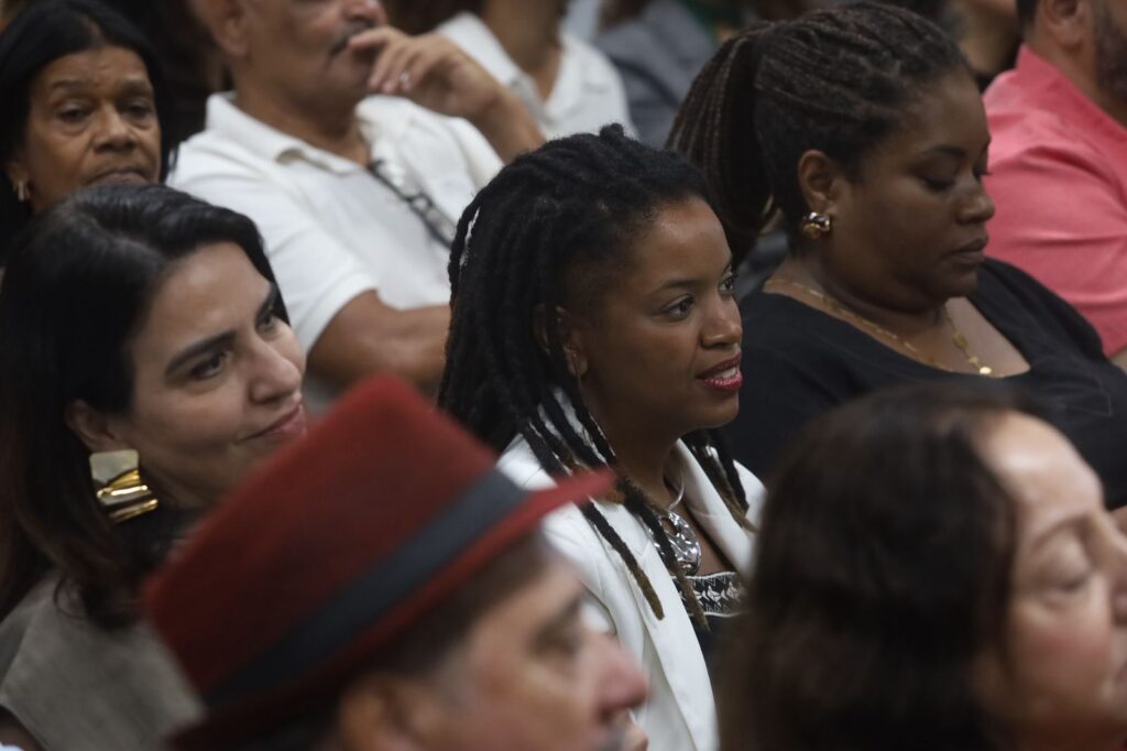 Prefeito de Niterói e representante da ONU-Habitat em assinatura de parceria para o programa Vida Nova no Morro