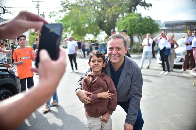Prefeito Rodrigo Neves entrega obras de urbanização em Engenho do Mato e Maravista II, Niterói.