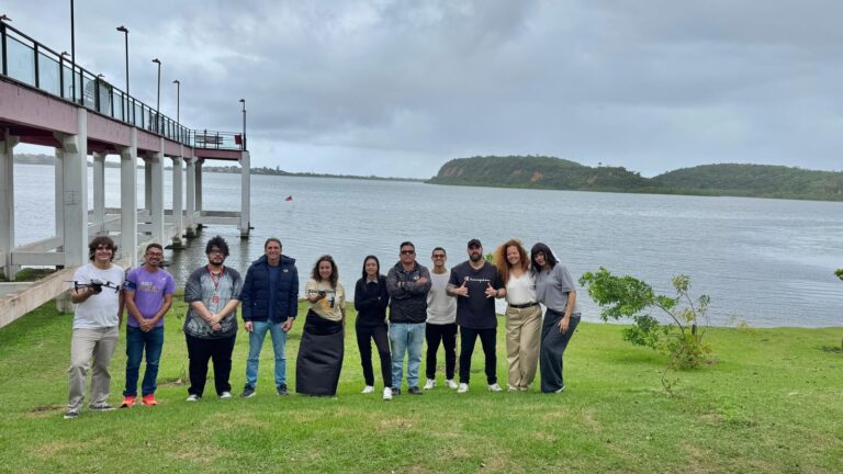 Servidores da Prefeitura de Maricá em aula prática de pilotagem de drone.