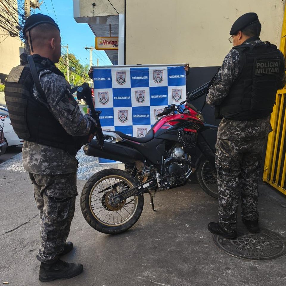 Equipe da Polícia Militar do RECOM aborda suspeito ao lado de uma motocicleta roubada em São Gonçalo.