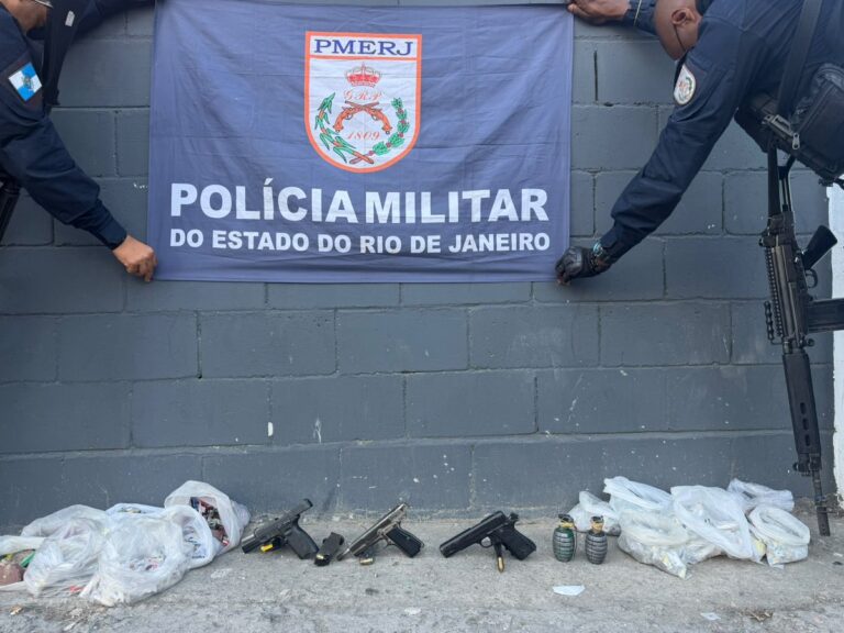 Policiais militares exibem armas, granadas e drogas apreendidas em operação no Complexo da Alma e Jockey, São Gonçalo.