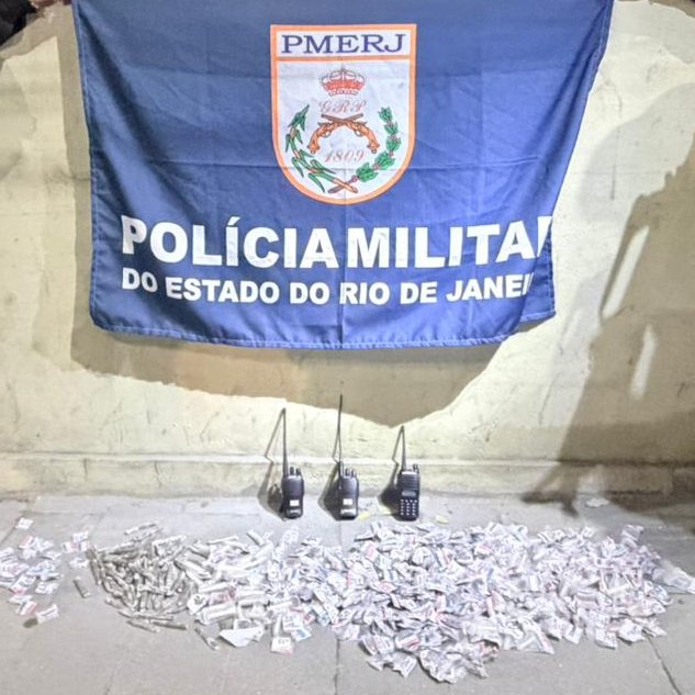 Policiais militares do 12º BPM prendem criminoso por tráfico de drogas na Comunidade da Chácara, Niterói, apreendendo entorpecentes e rádios.