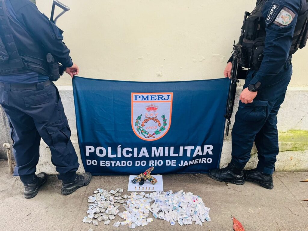 Policiais militares em ação na Comunidade 44, Niterói, após prisão de dois homens com arma e drogas.
