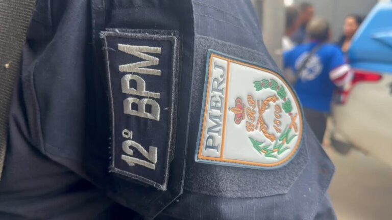 Policiais militares do 12º BPM em ação em Maricá, apreendendo arma e detendo suspeitos durante patrulhamento.