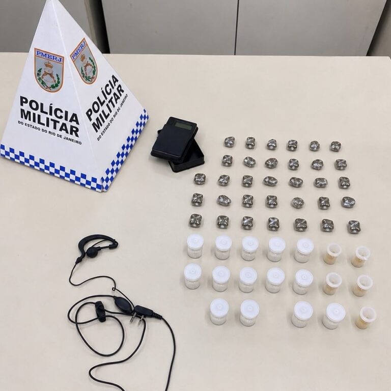 Policiais militares com drogas e balança de precisão apreendidas em São Gonçalo.