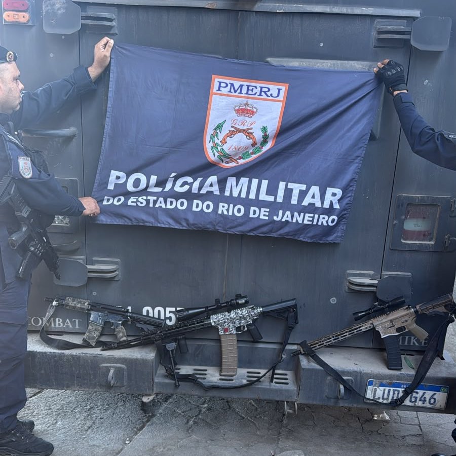 Policiais militares em operação em comunidade do Salgueiro, São Gonçalo, com armamento apreendido.