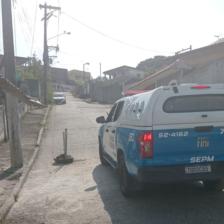 Policiais militares em operação de remoção de barricadas em São Gonçalo, desobstruindo vias e retirando entulho.
