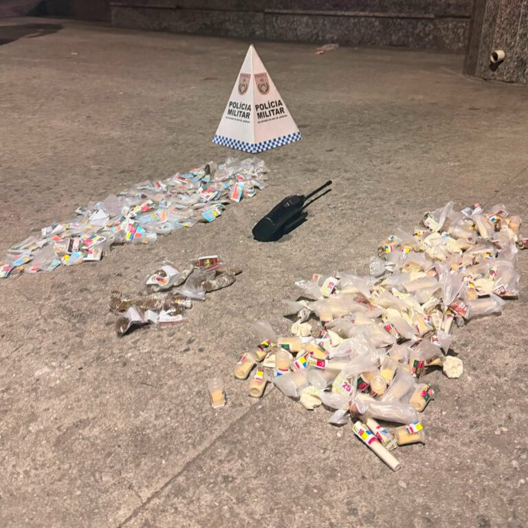 Policiais do 1º BPM em São Gonçalo com drogas e rádio transmissor apreendidos de criminosos presos.
