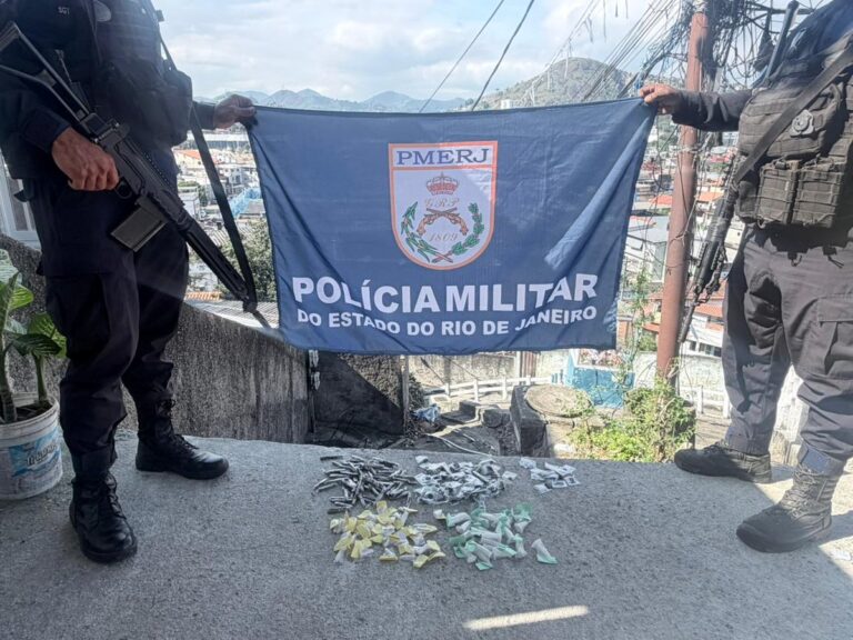 Policiais militares em ação na Comunidade do MIC, Niterói, com material apreendido durante operação policial.