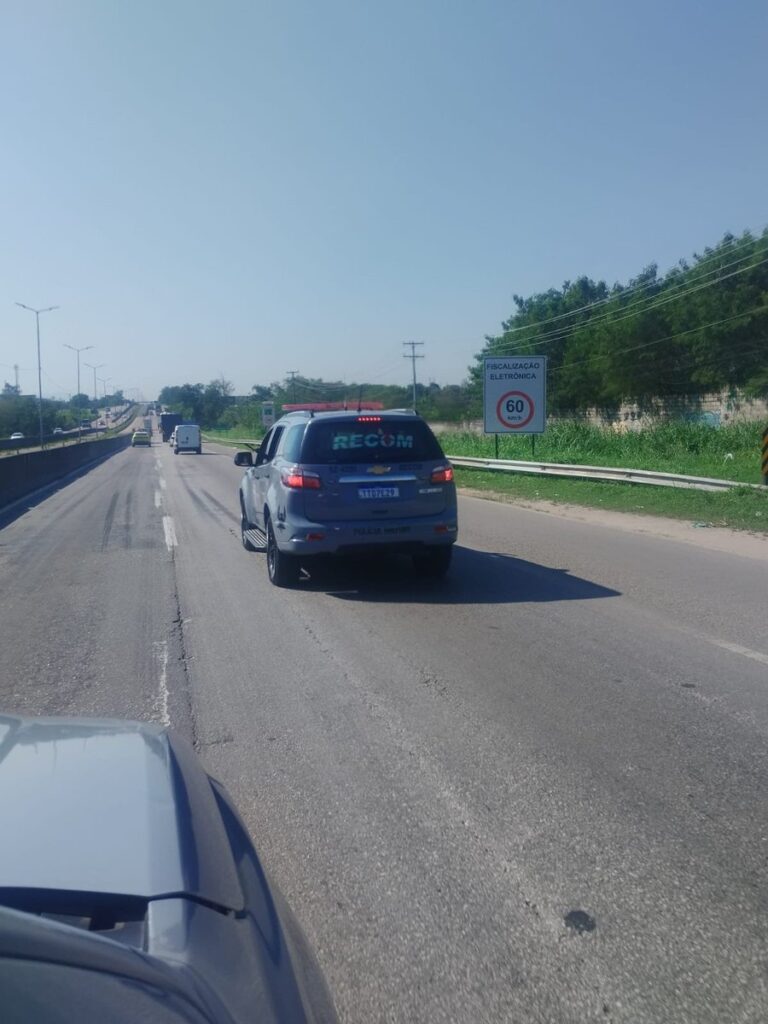 Policiais militares do RECOM patrulhando a BR-101 em São Gonçalo para reforçar a segurança na rodovia.