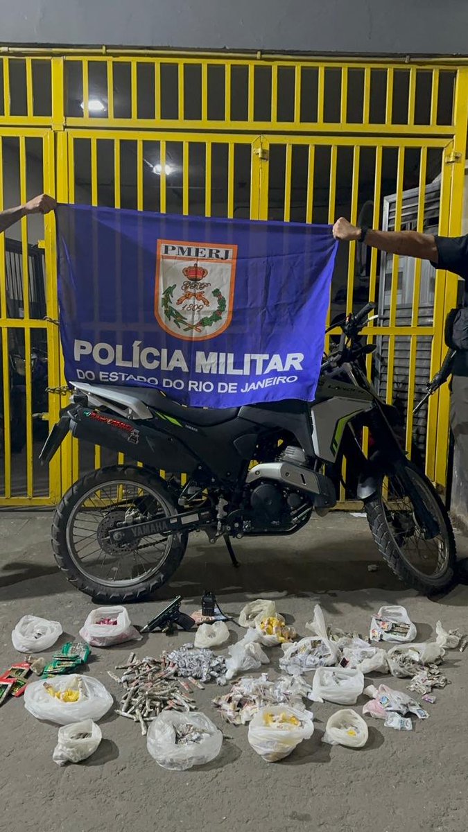 Policiais militares do 7º BPM em São Gonçalo, após prisão de foragidos e apreensão de pistola, rádio e drogas.