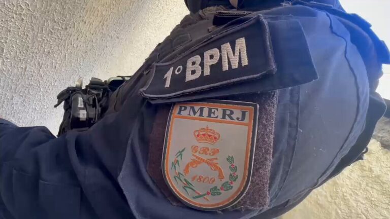 Policiais militares exibem três fuzis apreendidos durante operação na comunidade do Salgueiro, em São Gonçalo.