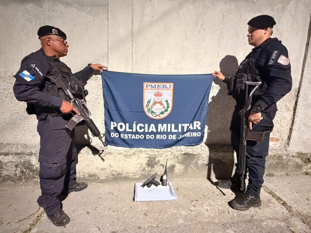 Policiais militares em patrulhamento com viatura, representando a ação da PM em Niterói na comunidade do Juca Branco.
