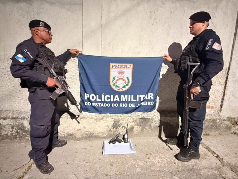 Policiais militares em patrulhamento com viatura, representando a ação da PM em Niterói na comunidade do Juca Branco.