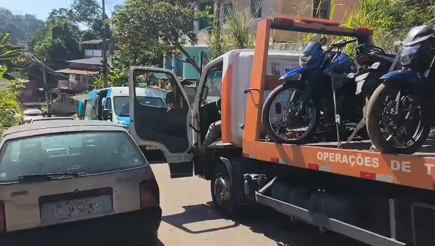 Policiais do Niterói Presente e da 79ª DP em operação, com criminosos presos e motocicletas apreendidas em Niterói.