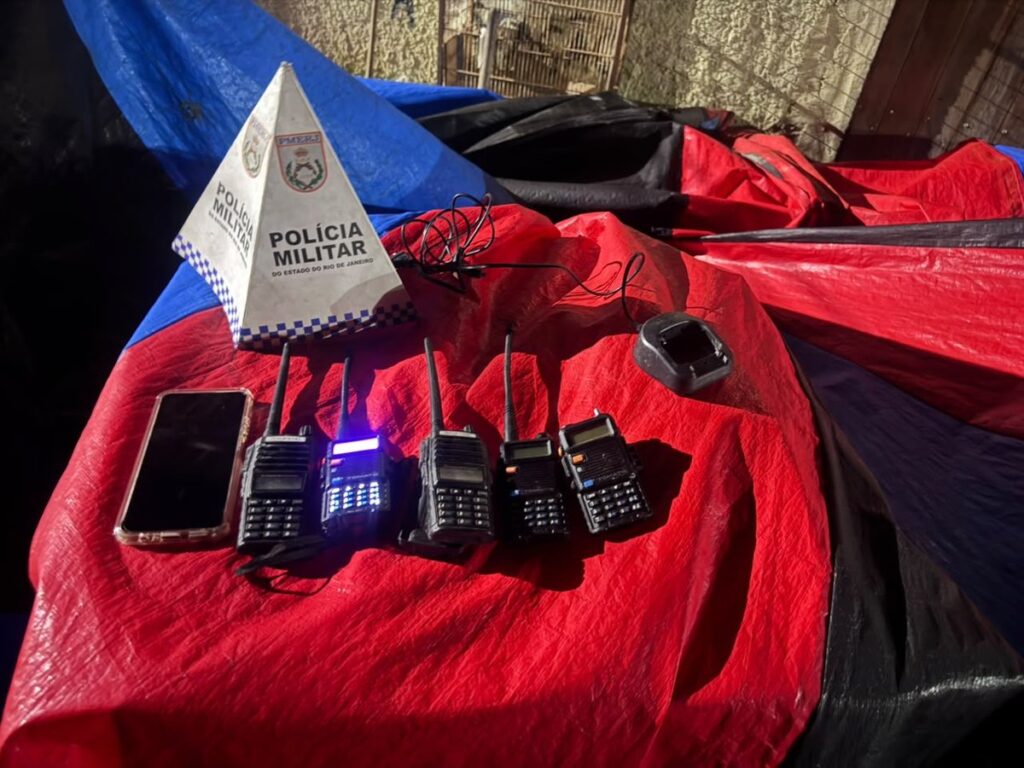 Policiais do 12º BPM em ação após confronto em Maricá. Material apreendido como rádios e celulares é exibido.