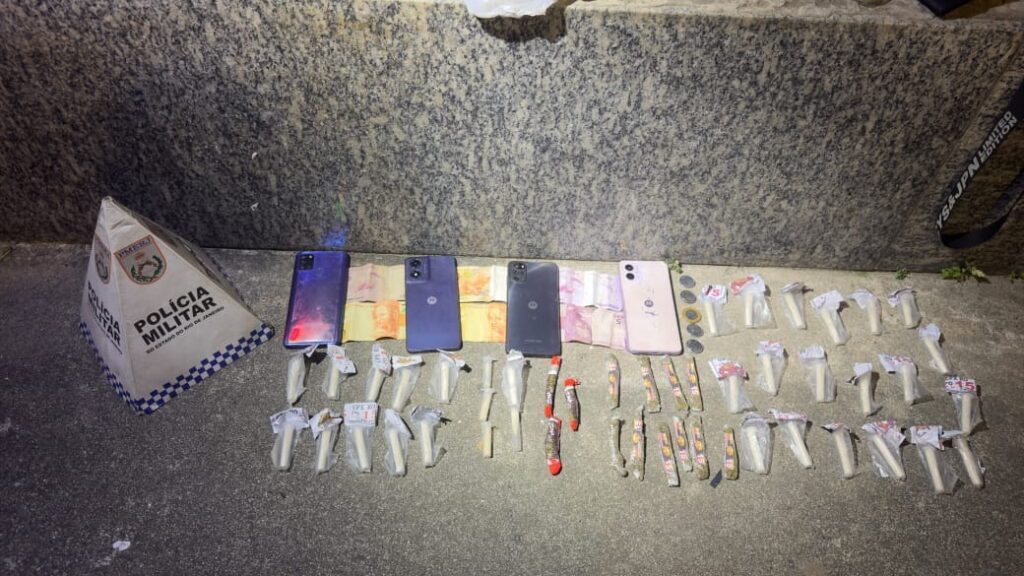 Policiais militares do RECOM em São Gonçalo, após apreensão de drogas e dinheiro, com dois indivíduos detidos.